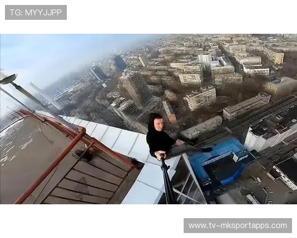 极限运动者挑战最高楼外墙攀爬，被警方带走